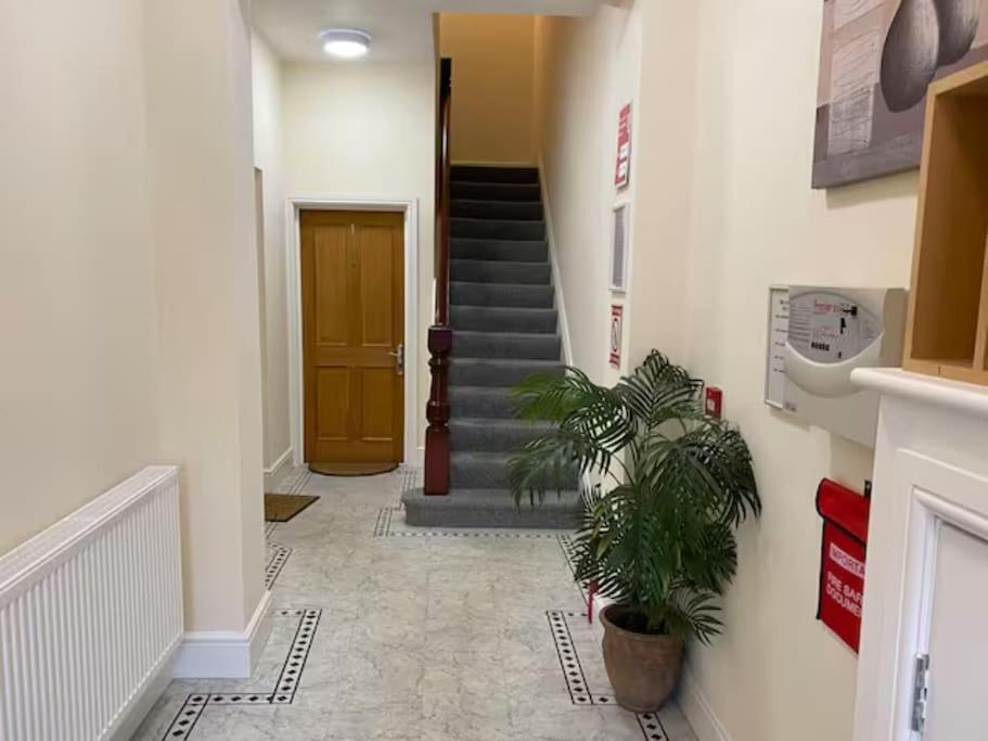 Private Parking, Central Llandudno, King Bed With Ensuite At Clement Lodge 外观 照片